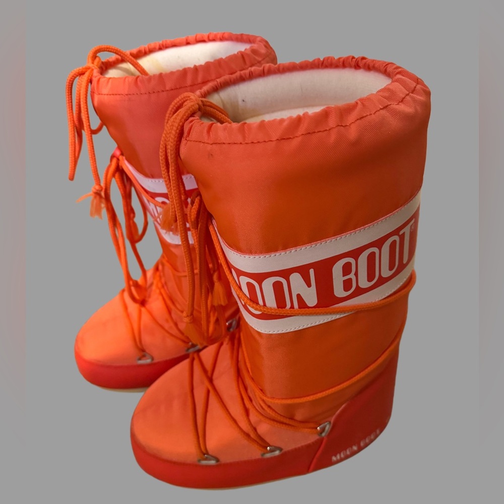 Moon Boots Icon size 35/38 fits US women’s 4.5-7